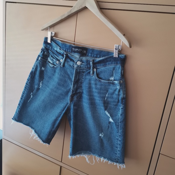 Abercrombie & Fitch Relaxed Fit Stretch Distressed 90's Denim Shorts (30) - Picture 3 of 10